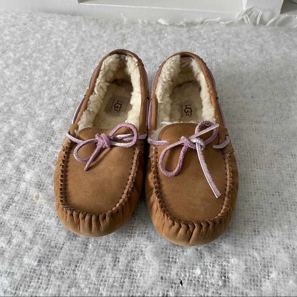 Women’s UGG Dakota Slippers Moccasin 5131 Beige size 6 uggs cute